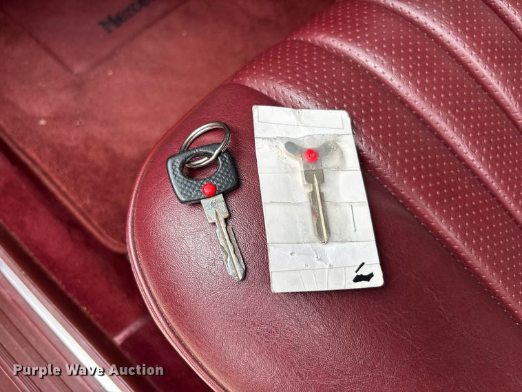 image for item DU0360 1985 Mercedes-Benz 126 