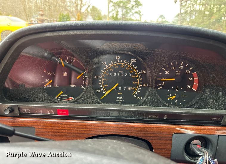 image for item DU0360 1985 Mercedes-Benz 126 