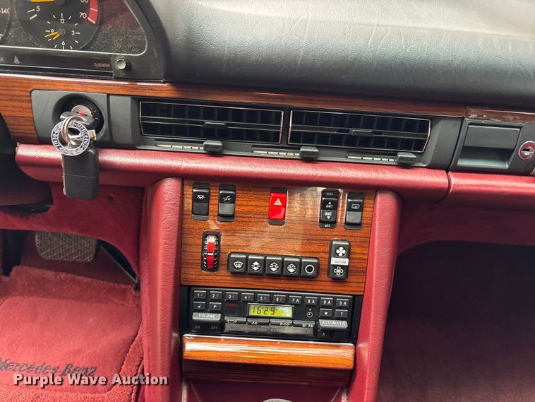 image for item DU0360 1985 Mercedes-Benz 126 