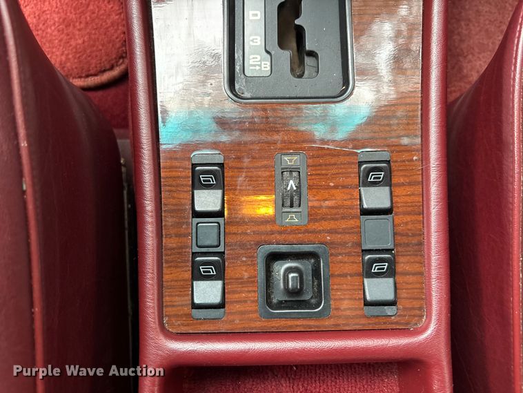 image for item DU0360 1985 Mercedes-Benz 126 