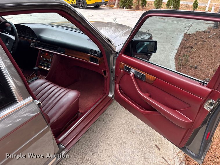 image for item DU0360 1985 Mercedes-Benz 126 