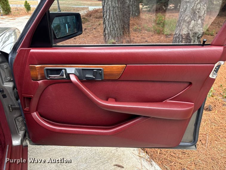 image for item DU0360 1985 Mercedes-Benz 126 