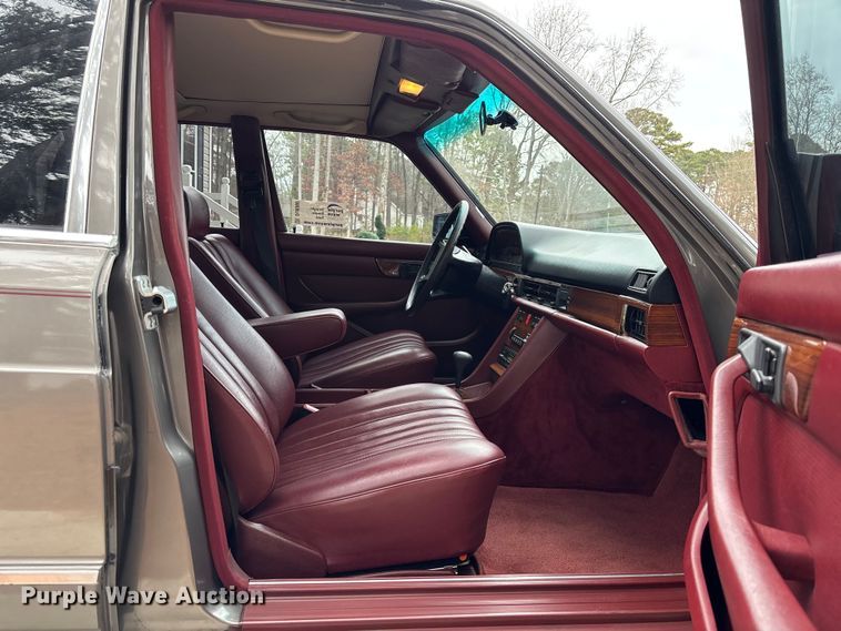 image for item DU0360 1985 Mercedes-Benz 126 