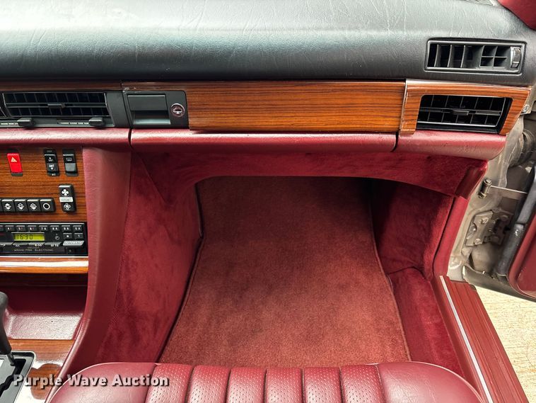 image for item DU0360 1985 Mercedes-Benz 126 