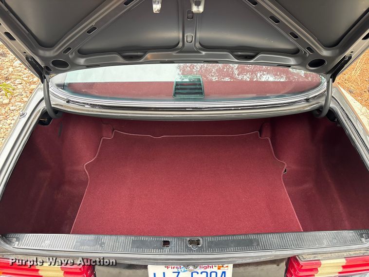 image for item DU0360 1985 Mercedes-Benz 126 