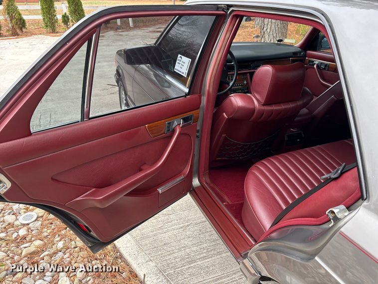 image for item DU0360 1985 Mercedes-Benz 126 