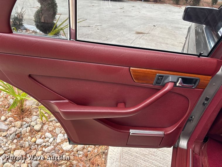 image for item DU0360 1985 Mercedes-Benz 126 