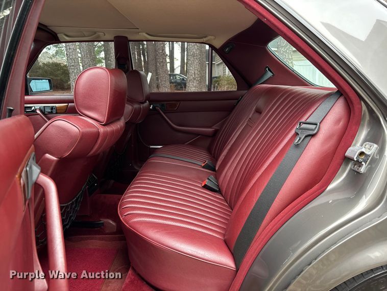 image for item DU0360 1985 Mercedes-Benz 126 