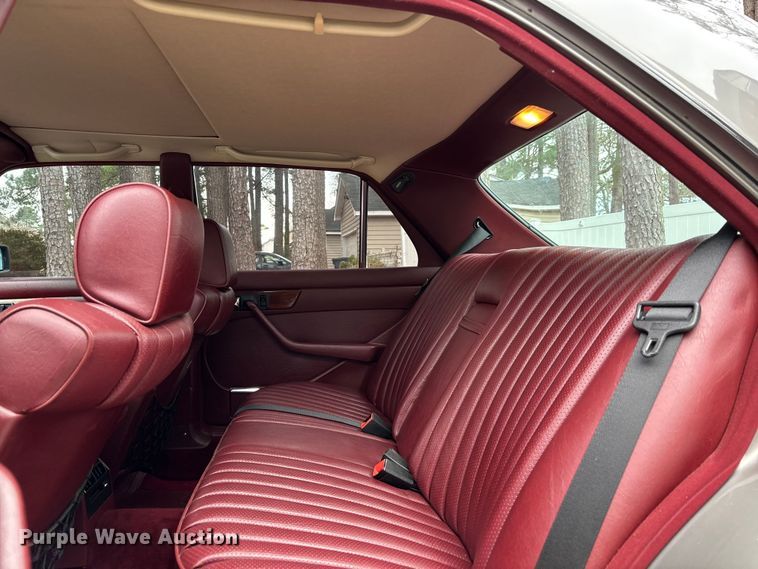 image for item DU0360 1985 Mercedes-Benz 126 