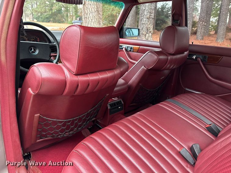 image for item DU0360 1985 Mercedes-Benz 126 