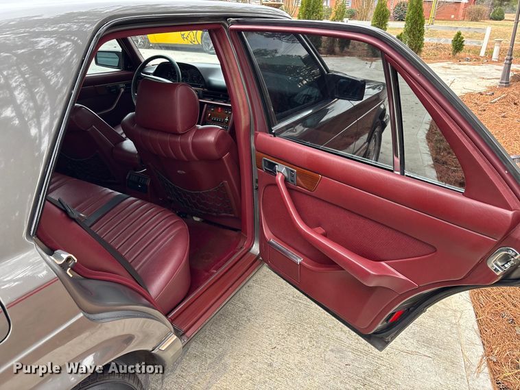 image for item DU0360 1985 Mercedes-Benz 126 