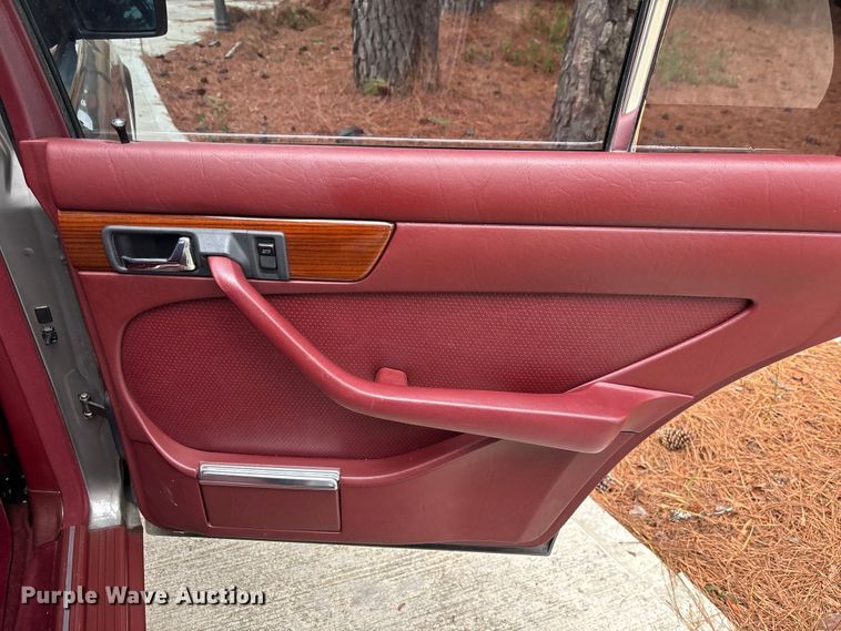 image for item DU0360 1985 Mercedes-Benz 126 