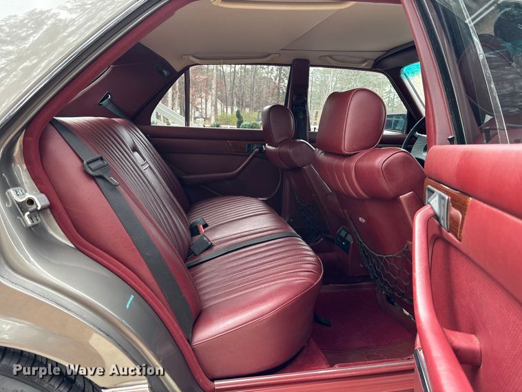 image for item DU0360 1985 Mercedes-Benz 126 