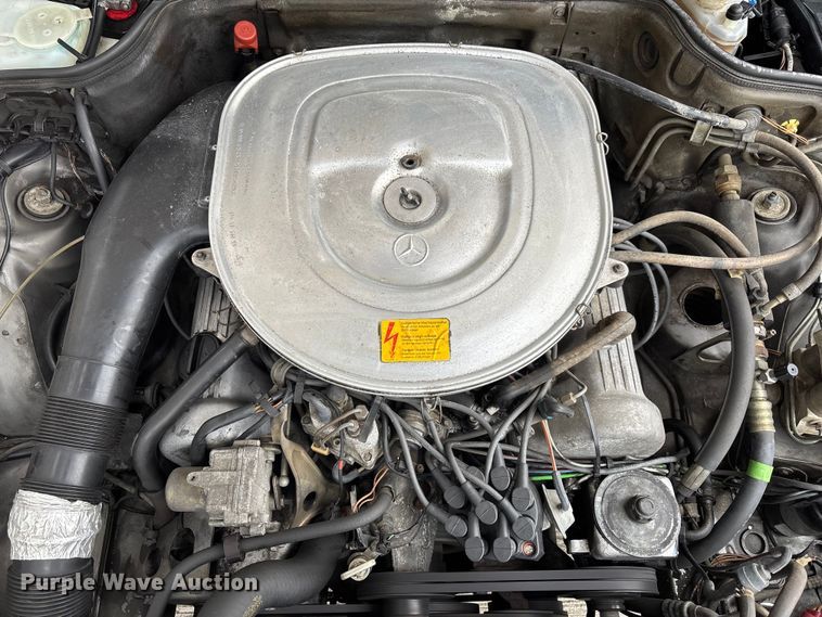 image for item DU0360 1985 Mercedes-Benz 126 