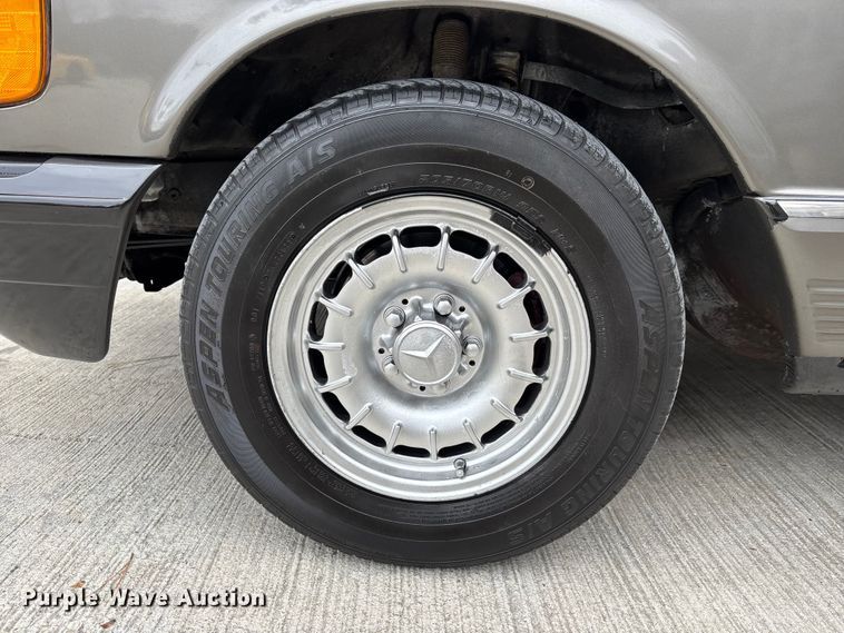 image for item DU0360 1985 Mercedes-Benz 126 