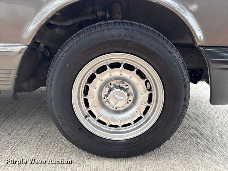 image for item DU0360 1985 Mercedes-Benz 126 