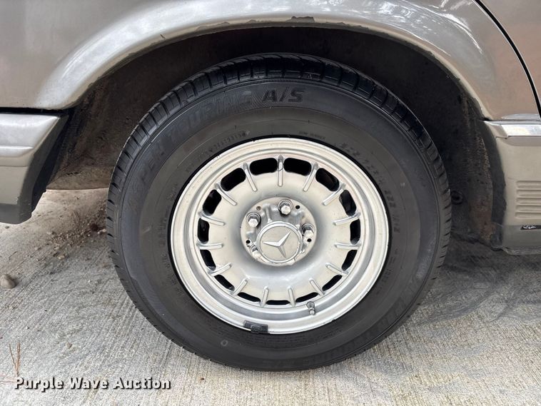 image for item DU0360 1985 Mercedes-Benz 126 