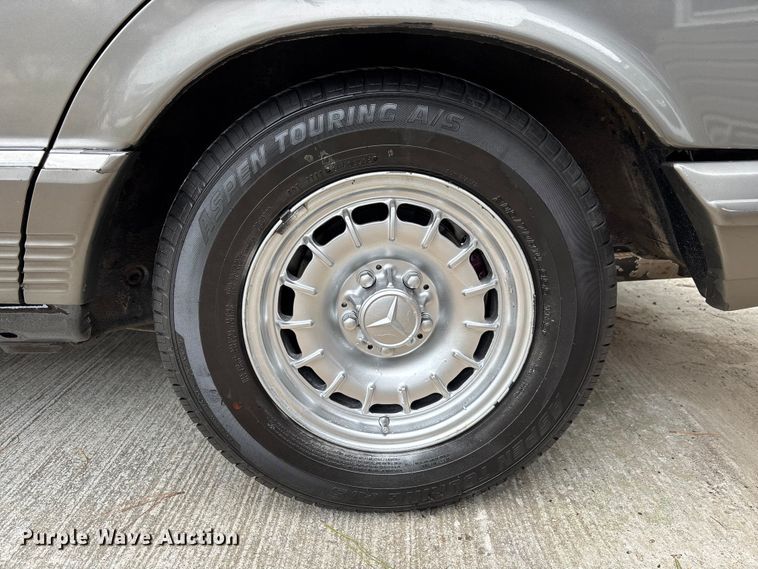 image for item DU0360 1985 Mercedes-Benz 126 