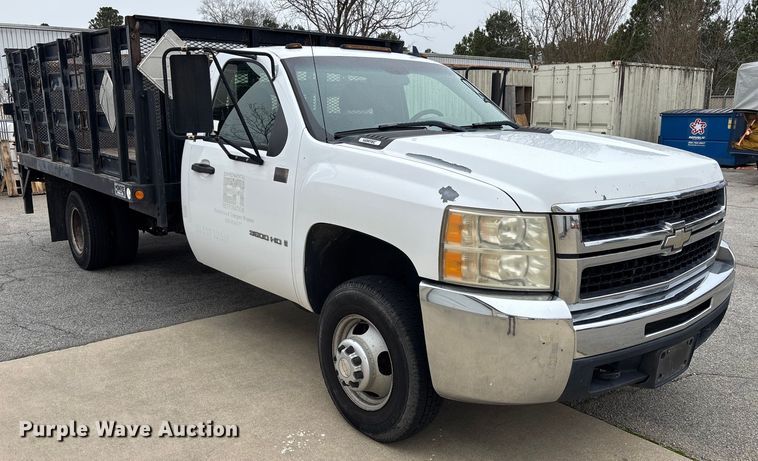 image for item DU0362 2007 Chevrolet Silverado 3500HD flatbed pickup truck