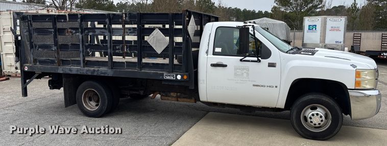 image for item DU0362 2007 Chevrolet Silverado 3500HD flatbed pickup truck
