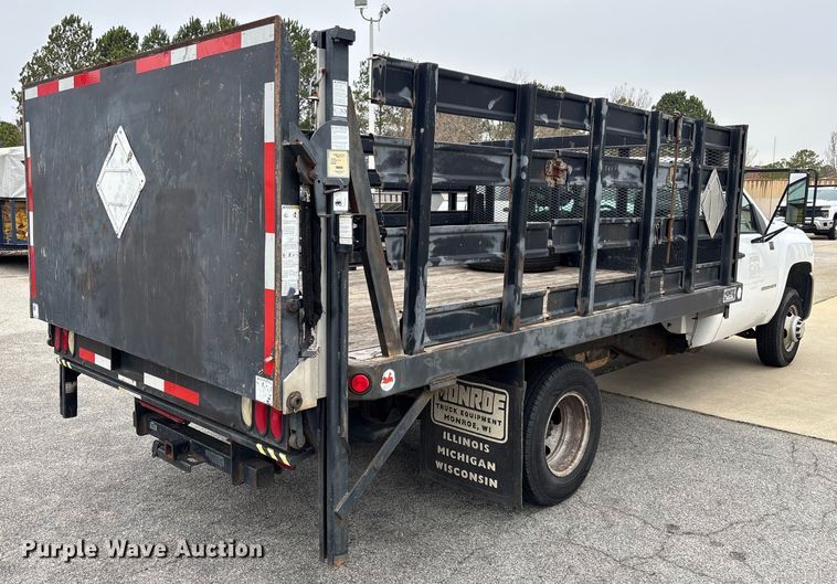 image for item DU0362 2007 Chevrolet Silverado 3500HD flatbed pickup truck