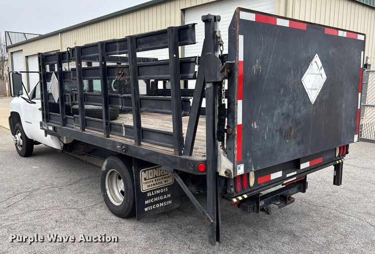 image for item DU0362 2007 Chevrolet Silverado 3500HD flatbed pickup truck