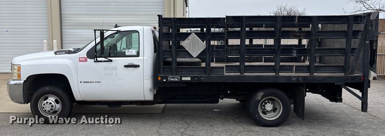 image for item DU0362 2007 Chevrolet Silverado 3500HD flatbed pickup truck