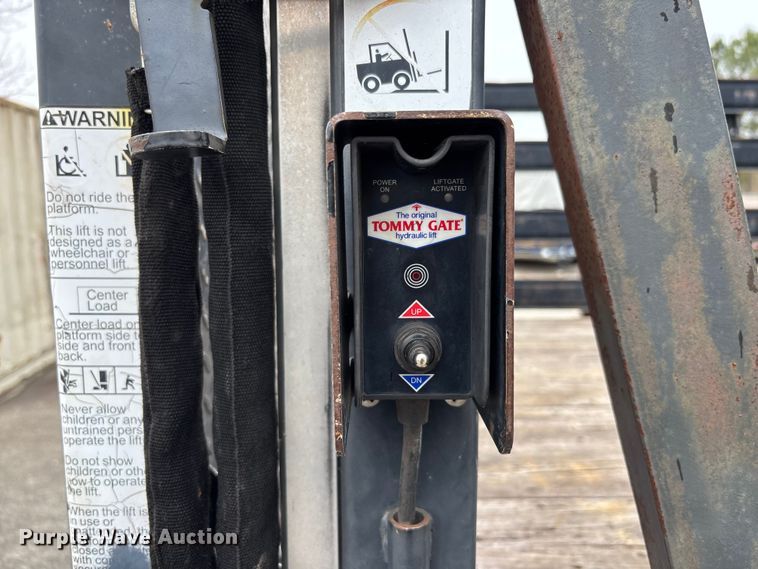 image for item DU0362 2007 Chevrolet Silverado 3500HD flatbed pickup truck