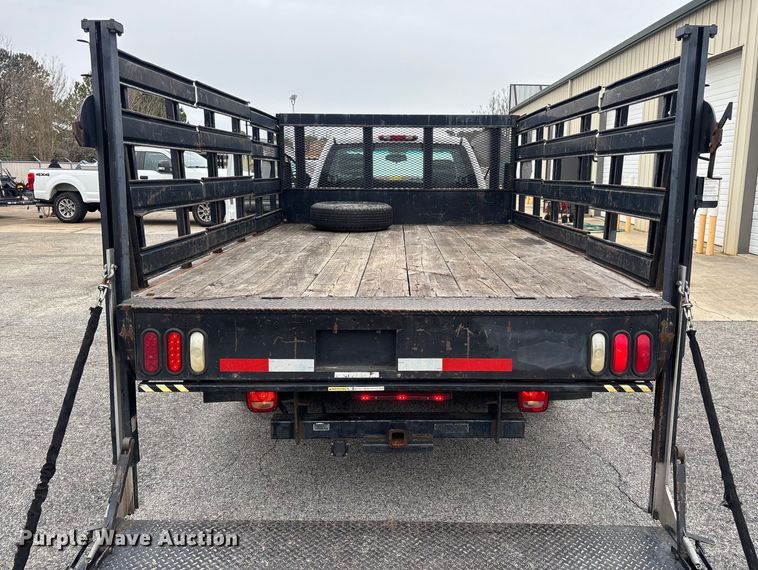 image for item DU0362 2007 Chevrolet Silverado 3500HD flatbed pickup truck