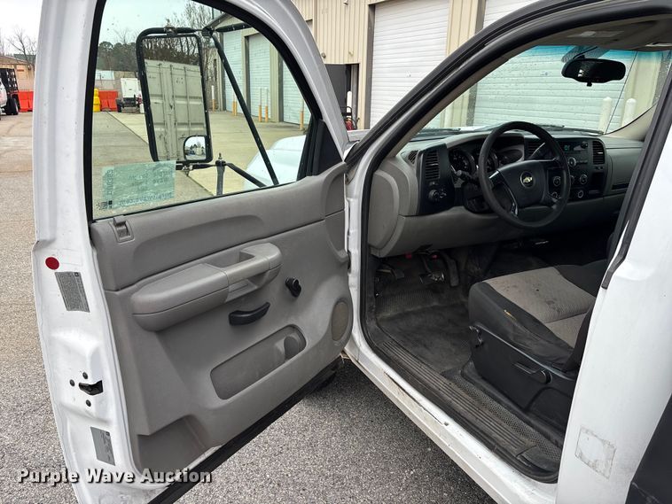 image for item DU0362 2007 Chevrolet Silverado 3500HD flatbed pickup truck