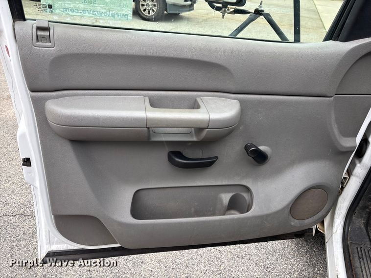 image for item DU0362 2007 Chevrolet Silverado 3500HD flatbed pickup truck