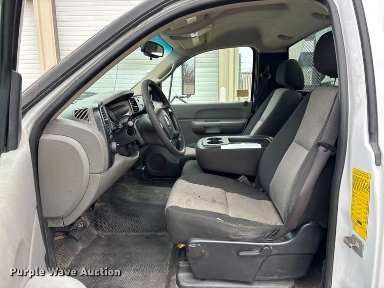 image for item DU0362 2007 Chevrolet Silverado 3500HD flatbed pickup truck