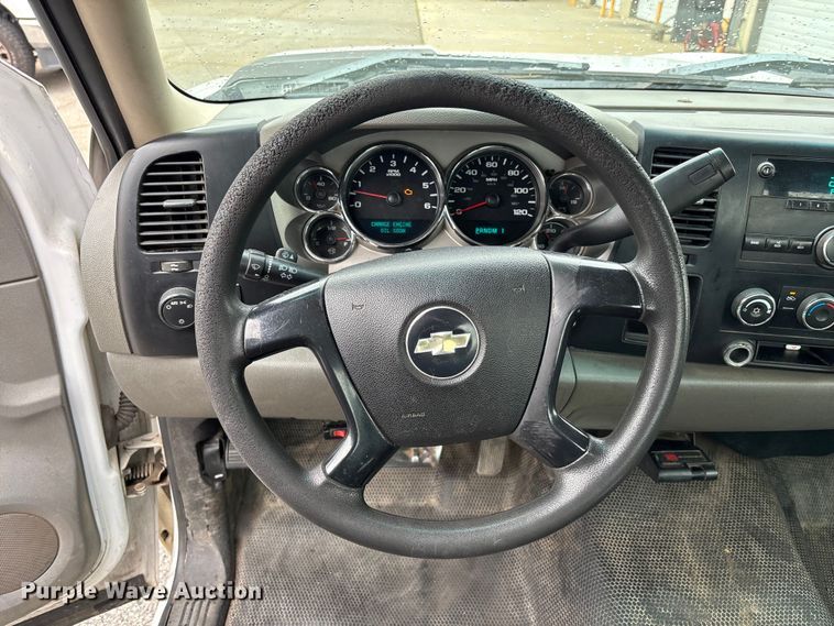 image for item DU0362 2007 Chevrolet Silverado 3500HD flatbed pickup truck