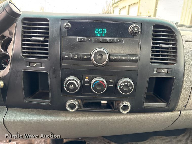 image for item DU0362 2007 Chevrolet Silverado 3500HD flatbed pickup truck