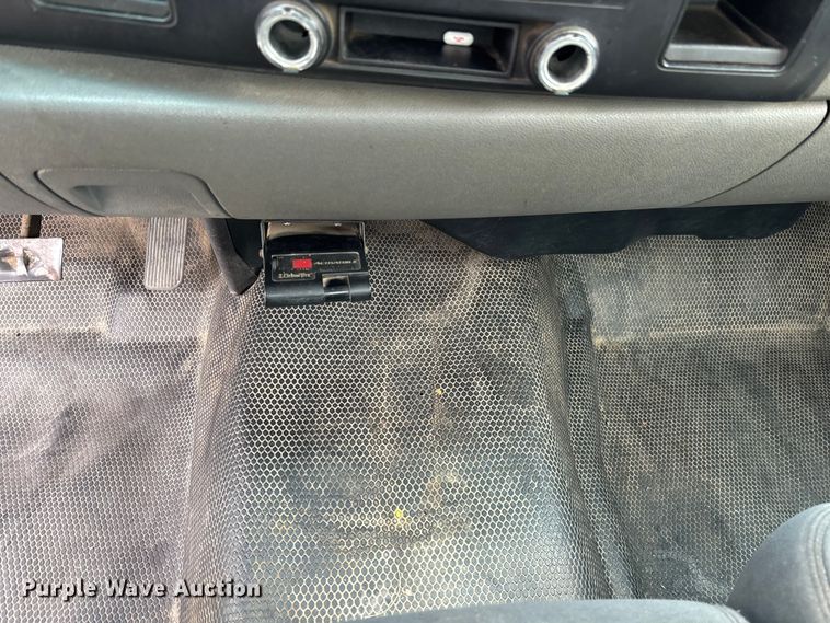 image for item DU0362 2007 Chevrolet Silverado 3500HD flatbed pickup truck