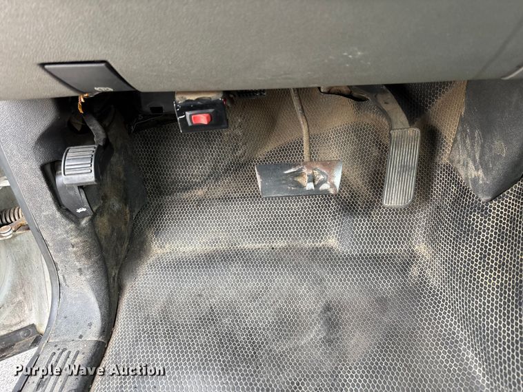 image for item DU0362 2007 Chevrolet Silverado 3500HD flatbed pickup truck