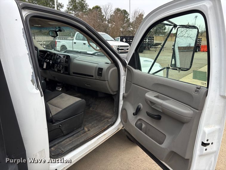 image for item DU0362 2007 Chevrolet Silverado 3500HD flatbed pickup truck