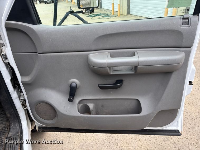 image for item DU0362 2007 Chevrolet Silverado 3500HD flatbed pickup truck