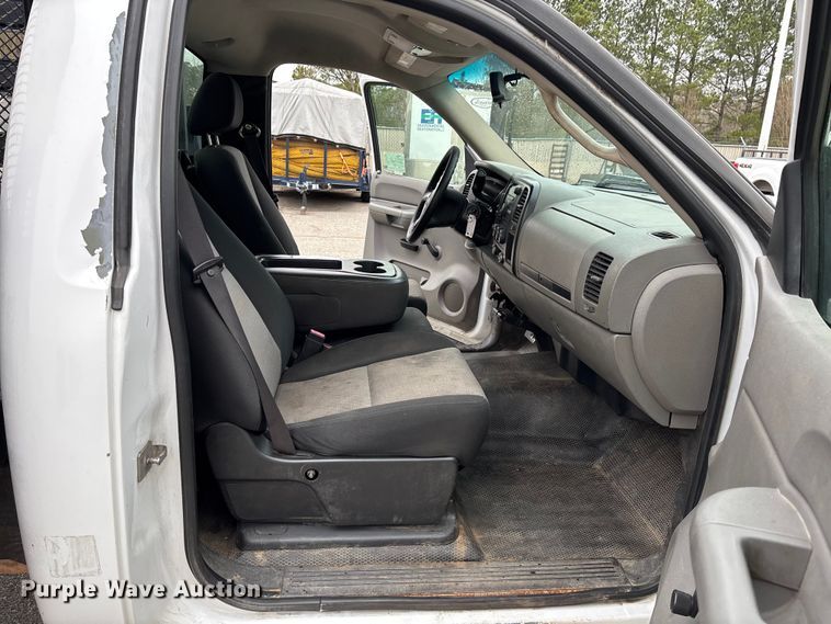 image for item DU0362 2007 Chevrolet Silverado 3500HD flatbed pickup truck