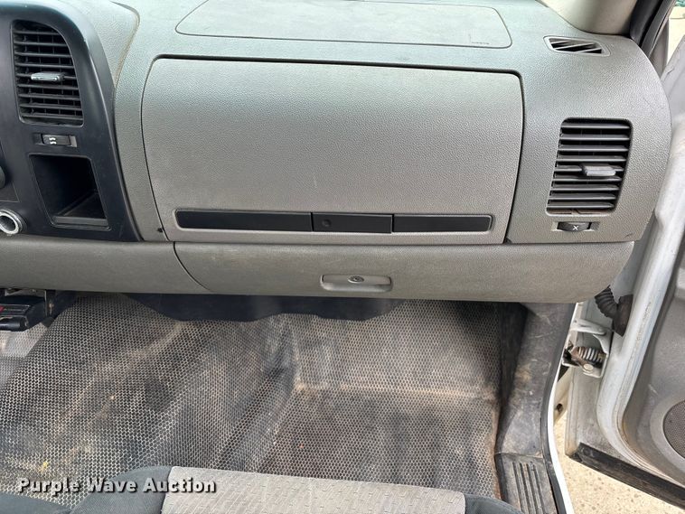 image for item DU0362 2007 Chevrolet Silverado 3500HD flatbed pickup truck