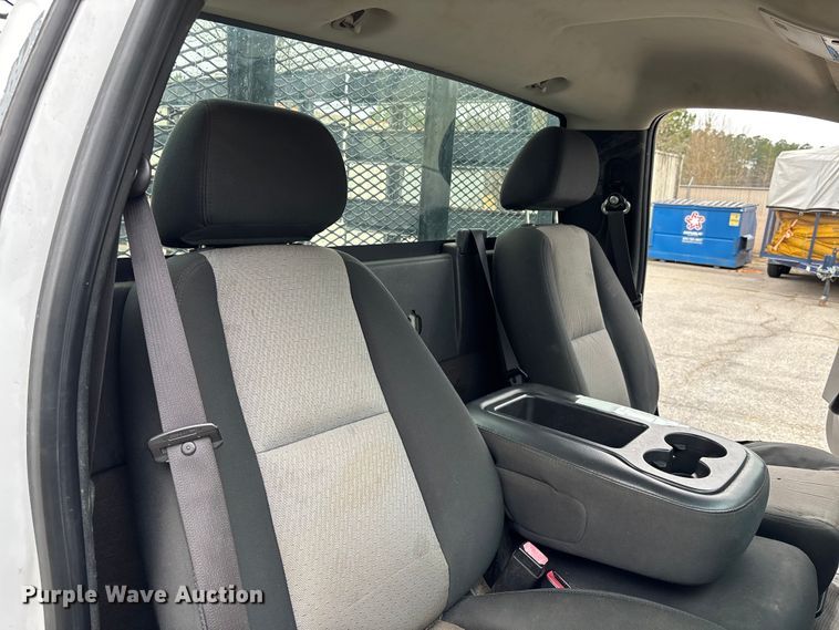 image for item DU0362 2007 Chevrolet Silverado 3500HD flatbed pickup truck