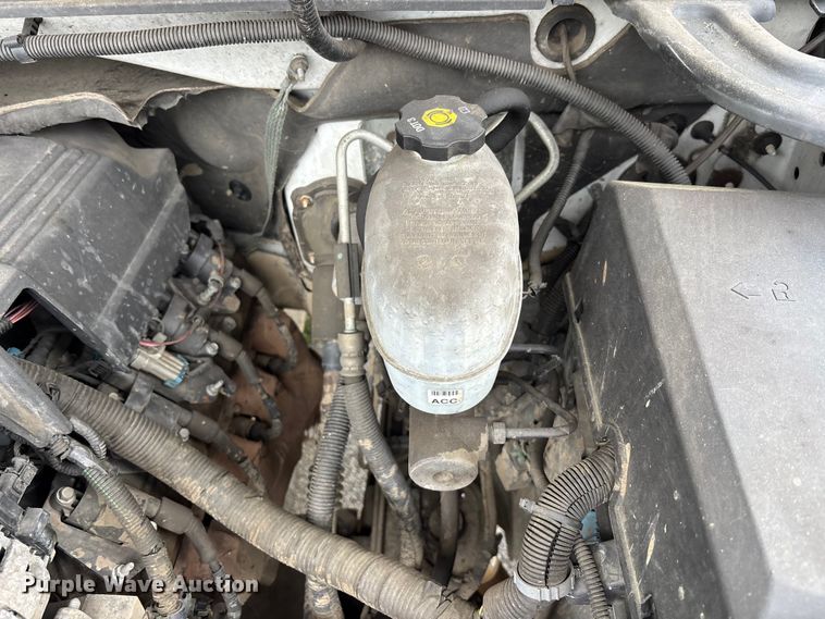 image for item DU0362 2007 Chevrolet Silverado 3500HD flatbed pickup truck