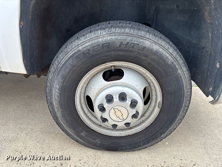 image for item DU0362 2007 Chevrolet Silverado 3500HD flatbed pickup truck