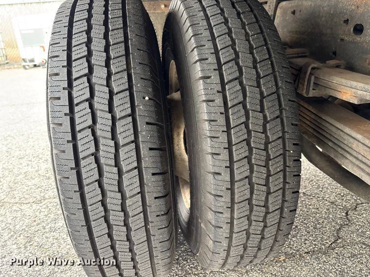 image for item DU0362 2007 Chevrolet Silverado 3500HD flatbed pickup truck