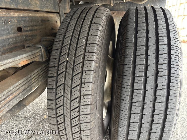 image for item DU0362 2007 Chevrolet Silverado 3500HD flatbed pickup truck