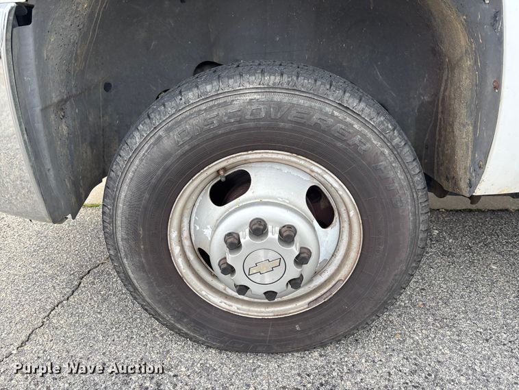 image for item DU0362 2007 Chevrolet Silverado 3500HD flatbed pickup truck