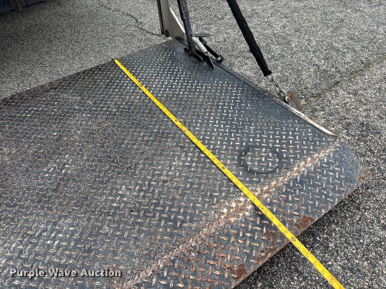 image for item DU0362 2007 Chevrolet Silverado 3500HD flatbed pickup truck