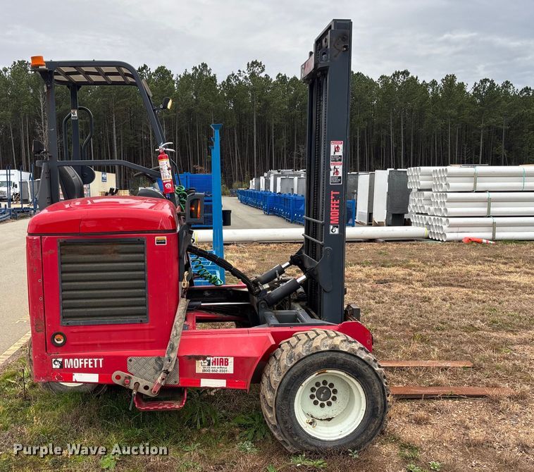 image for item DU0363 2015 Moffett M5501 forklift