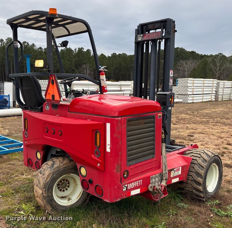 image for item DU0363 2015 Moffett M5501 forklift