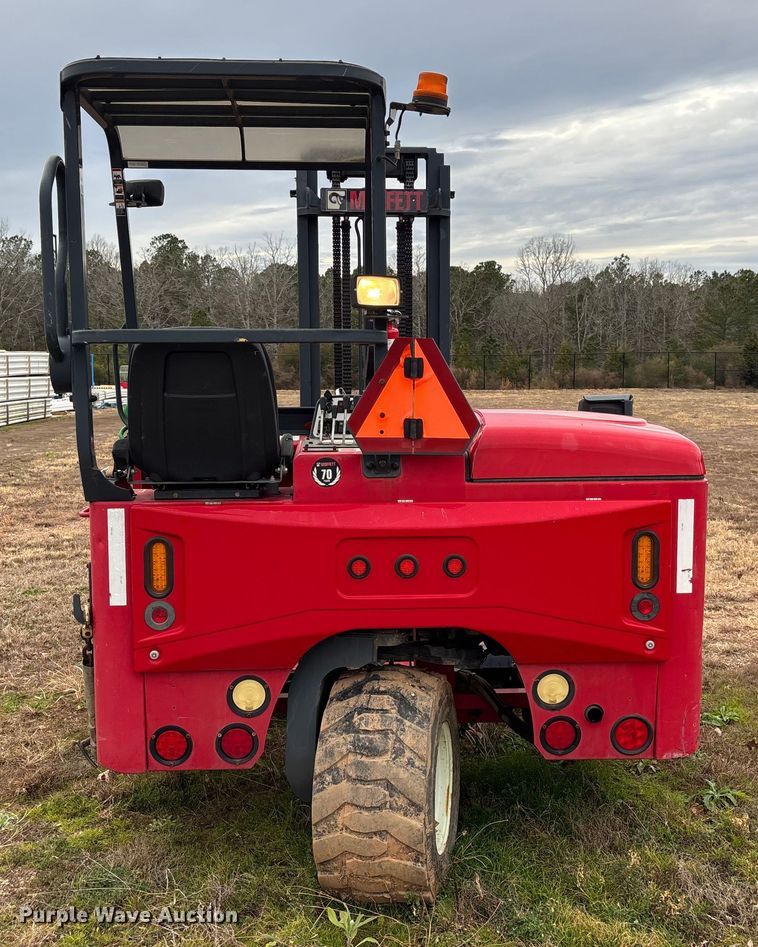 image for item DU0363 2015 Moffett M5501 forklift